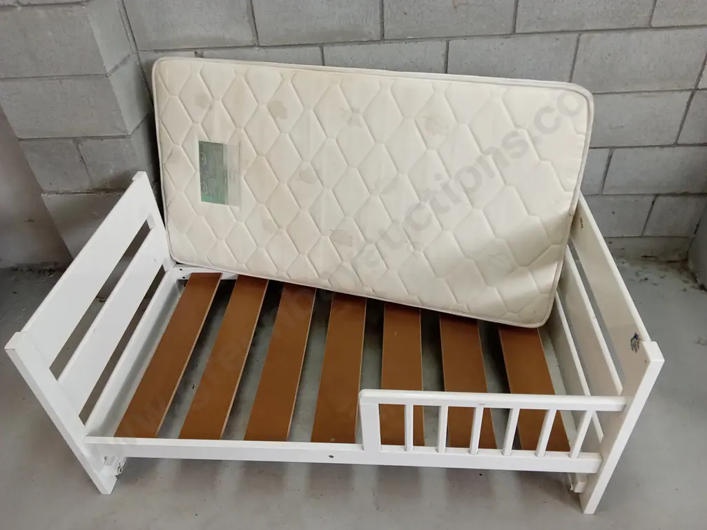 KIDS BED AND MATTRESS, H 63CM X W 135CM X D 76CM Image 1++