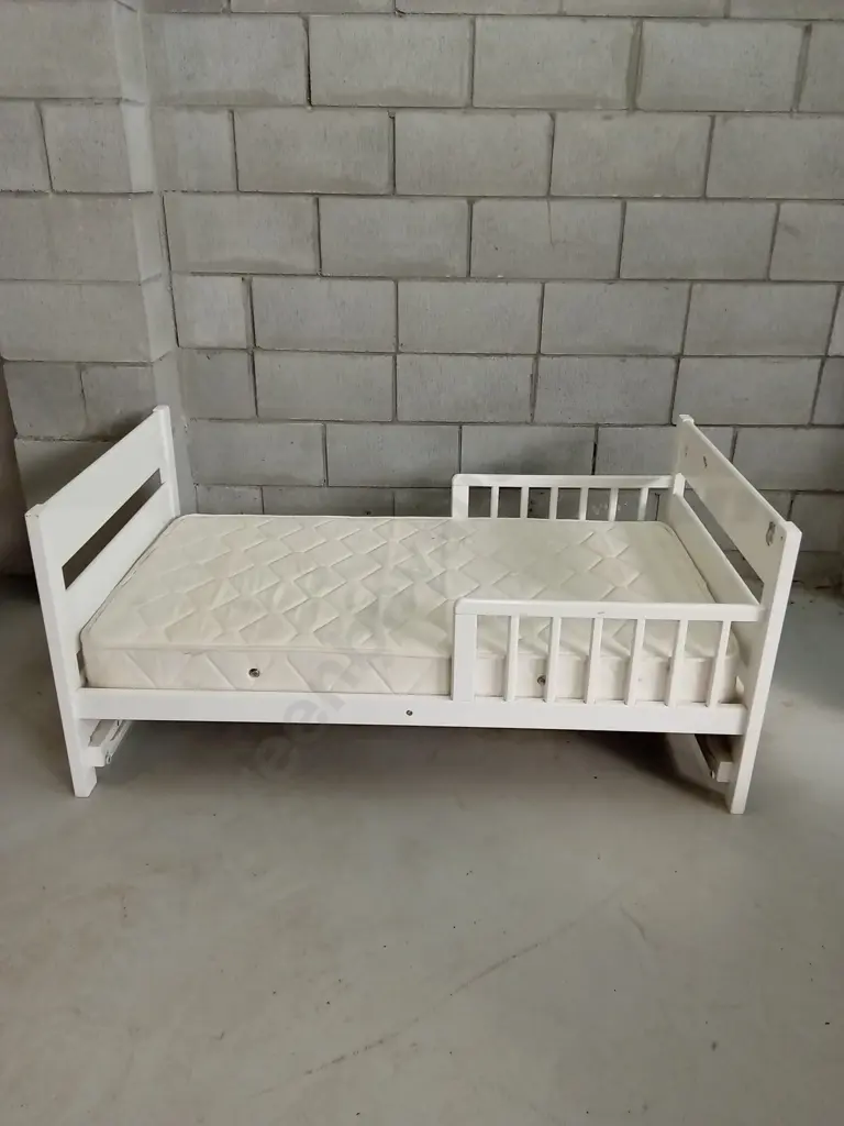 KIDS BED AND MATTRESS, H 63CM X W 135CM X D 76CM Image 1++