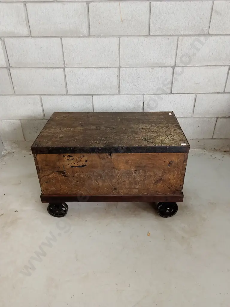 VINTAGE WOODEN BLANKET CHEST ON WHEELS, H 51CM X W 77CM X D 46CM Image 1++