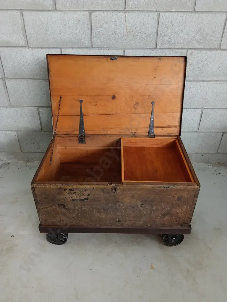 VINTAGE WOODEN BLANKET CHEST ON WHEELS, H 51CM X W 77CM X D 46CM Image 1++