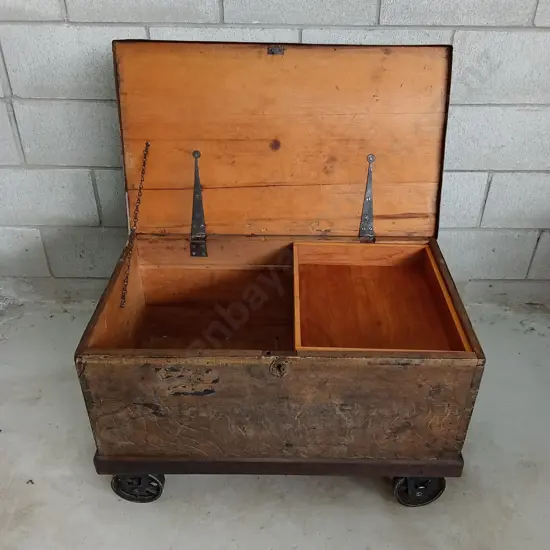 VINTAGE WOODEN BLANKET CHEST ON WHEELS, H 51CM X W 77CM X D 46CM