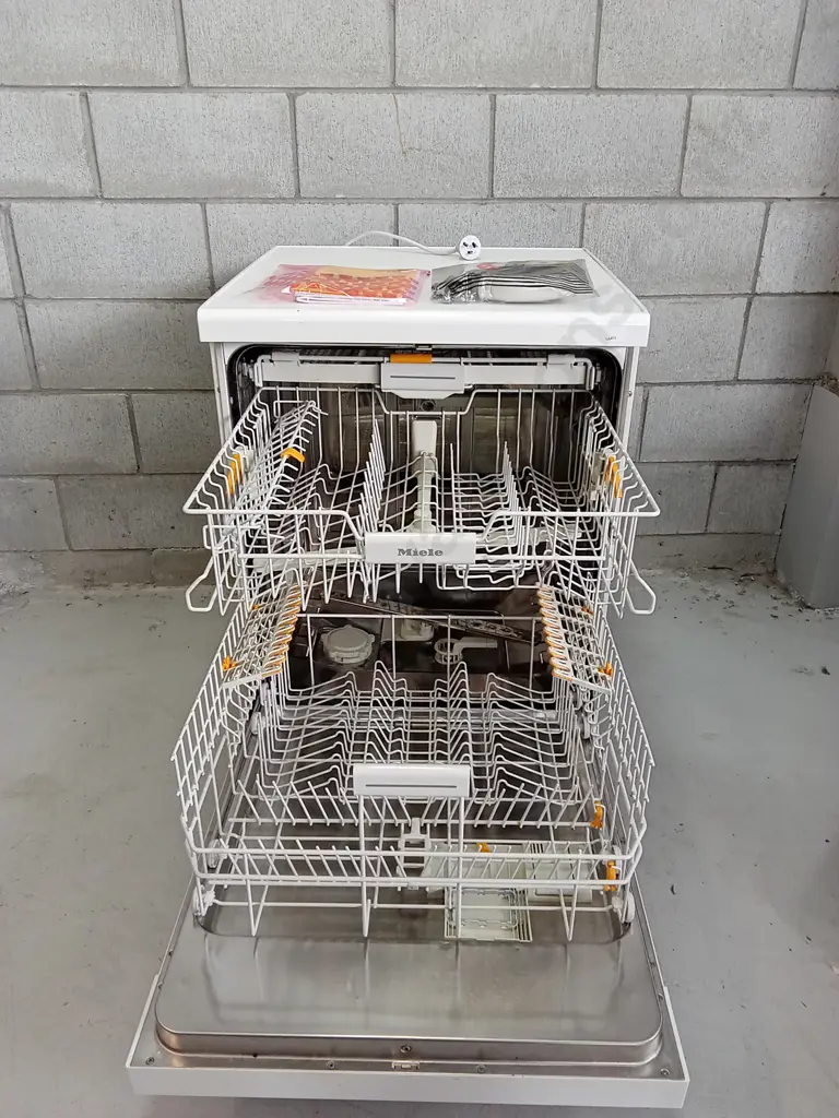 MIELE DISHWASHER (G 6620 SC), H 85CM X W 60CM X D 60CM Image 1++