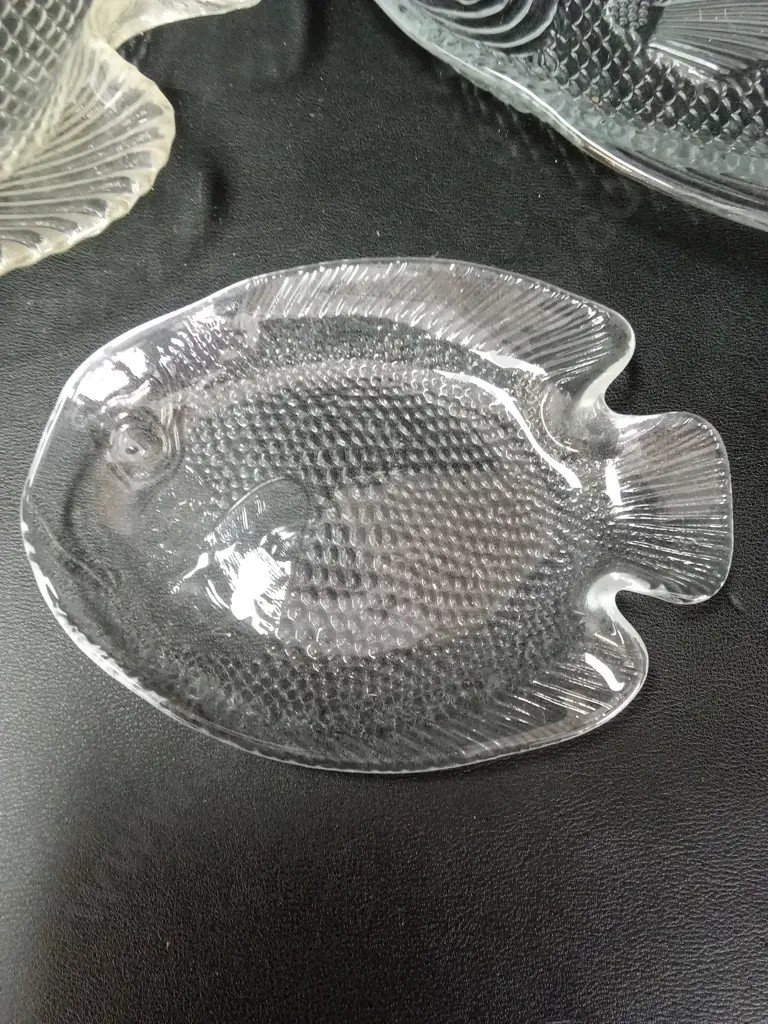 7 VINTAGE CLEAR PRESSED GLASS FISH SERVING TRAYS LARGEST L30CM Image 1++