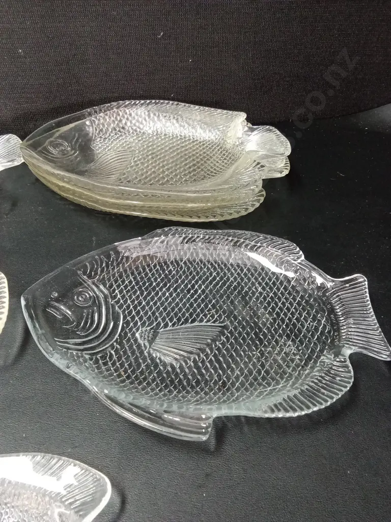 7 VINTAGE CLEAR PRESSED GLASS FISH SERVING TRAYS LARGEST L30CM Image 1++