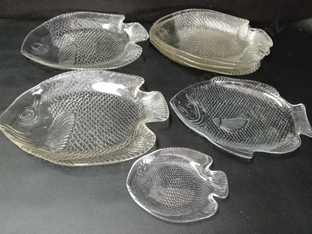 7 VINTAGE CLEAR PRESSED GLASS FISH SERVING TRAYS LARGEST L30CM Image 1++