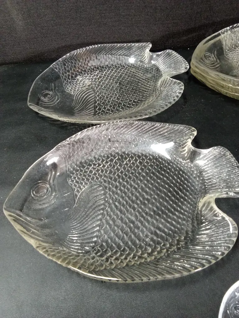 7 VINTAGE CLEAR PRESSED GLASS FISH SERVING TRAYS LARGEST L30CM Image 1++