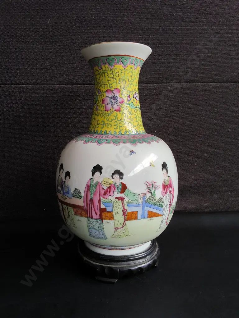 VINTAGE CHINESE FAMILLE ROSE PORCELAIN VASE, ON WOODEN STAND, H 33 CM Image 1++