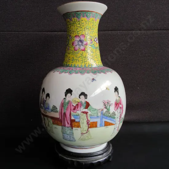 VINTAGE CHINESE FAMILLE ROSE PORCELAIN VASE, ON WOODEN STAND, H 33 CM