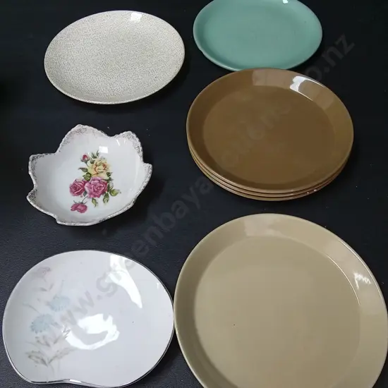 9 DISHES LARGEST D16CM INCLUDING 1 CROWN LYNN