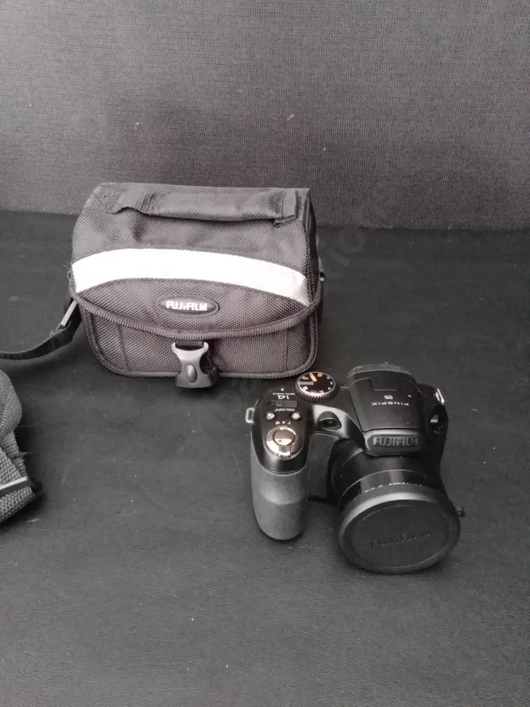FUJIFILM FINEPIX S2950 DIGITAL CAMERA IN BAG Image 1++