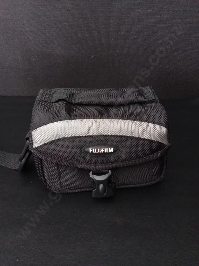 FUJIFILM FINEPIX S2950 DIGITAL CAMERA IN BAG Image 1++