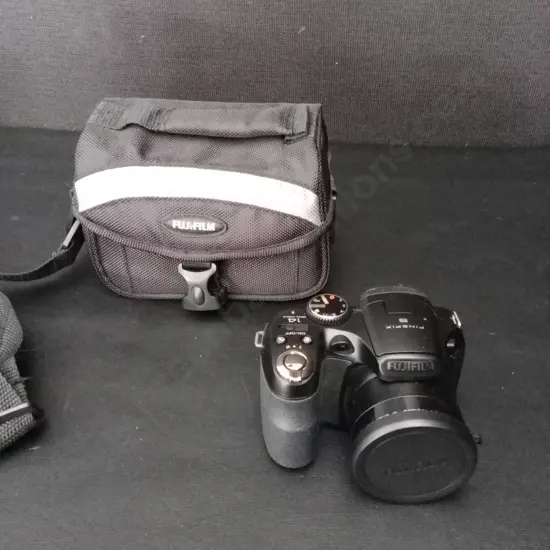 FUJIFILM FINEPIX S2950 DIGITAL CAMERA IN BAG
