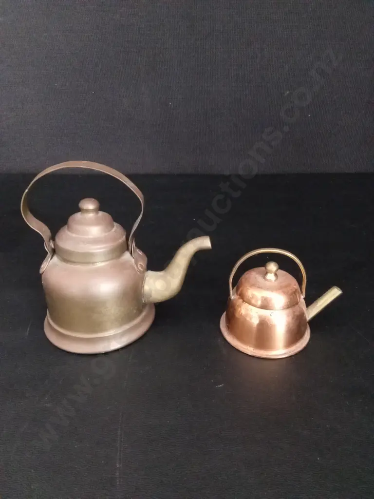 2 VINTAGE TEAPOTS TALLEST H13CM Image 1++
