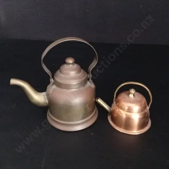2 VINTAGE TEAPOTS TALLEST H13CM