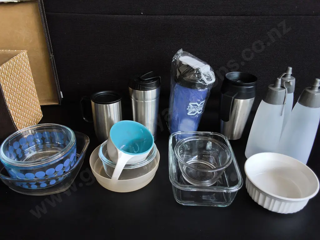 BOX OF KITCHENWARE Image 1++