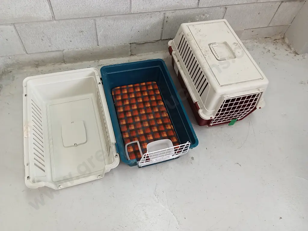 PAIR OF PET TRANSPORT CRATES Image 1++