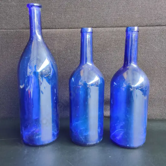 3 COBALT BLUE GLASS BOTTLES, TALLEST H 34 CM