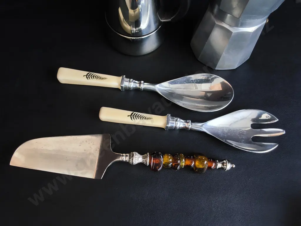 ASSORTMENT OF TABLEWARE AND COFFEE MAKERS Image 1++