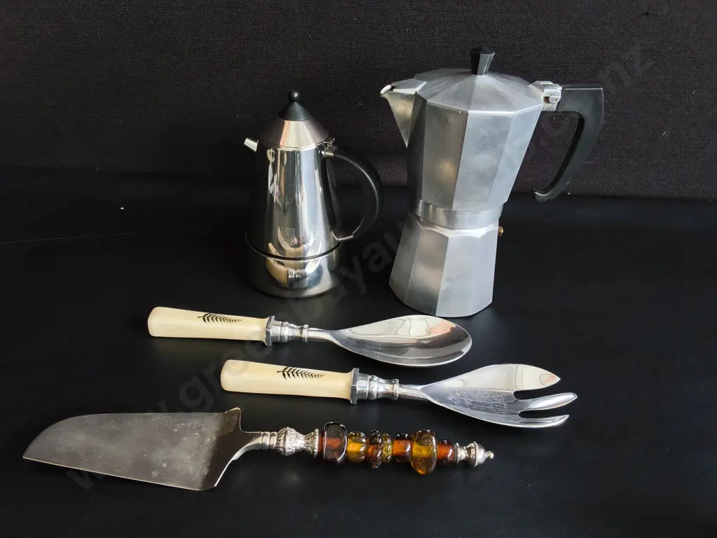 ASSORTMENT OF TABLEWARE AND COFFEE MAKERS Image 1++