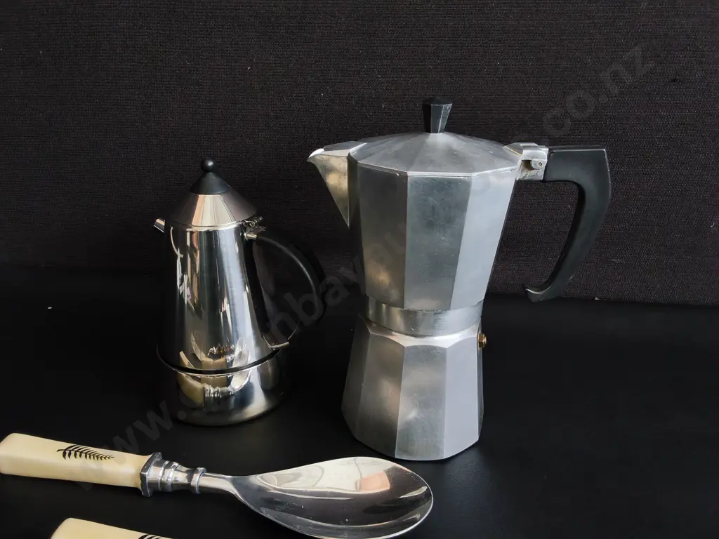 ASSORTMENT OF TABLEWARE AND COFFEE MAKERS Image 1++