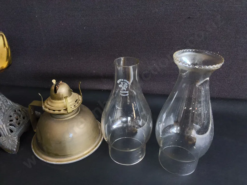 2 X VINTAGE OIL LAMPS WITH GLASS CHIMNEYS TALLEST H 31 CM Image 1++