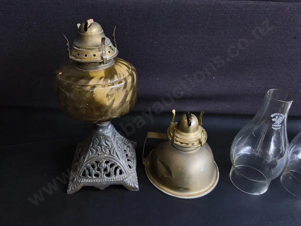 2 X VINTAGE OIL LAMPS WITH GLASS CHIMNEYS TALLEST H 31 CM Image 1++