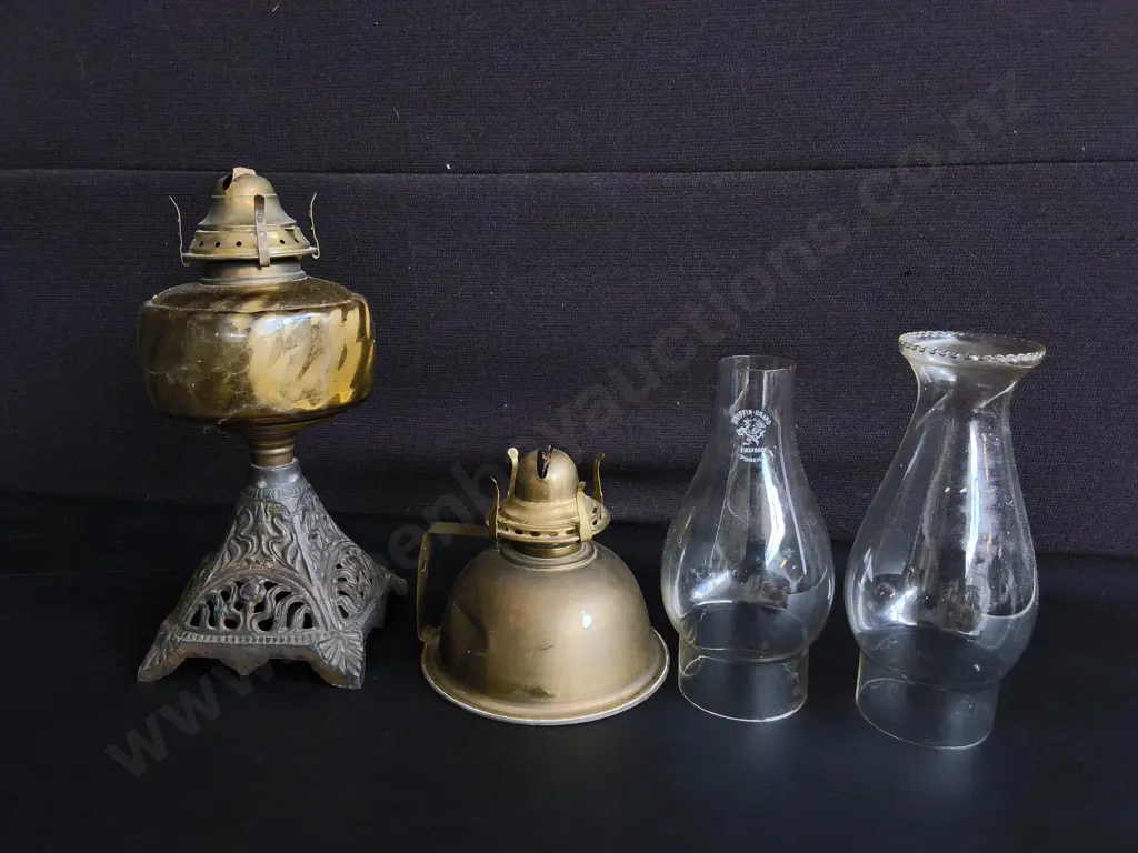 2 X VINTAGE OIL LAMPS WITH GLASS CHIMNEYS TALLEST H 31 CM Image 1++