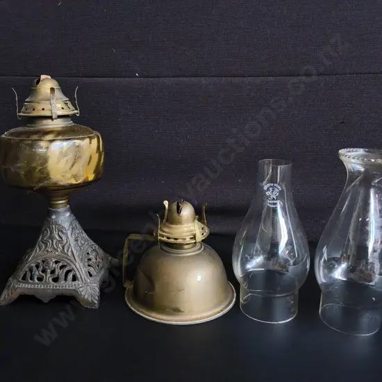 2 X VINTAGE OIL LAMPS WITH GLASS CHIMNEYS TALLEST H 31 CM