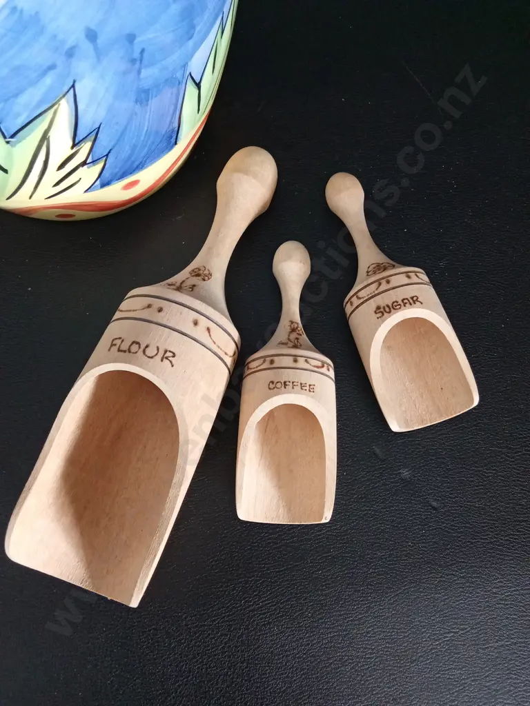 HAND-PAINTED CERAMIC KITCHEN STORAGE JAR H20CM AND 3 WOODEN SCOOPS Image 1++