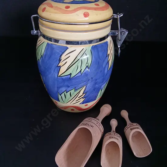 HAND-PAINTED CERAMIC KITCHEN STORAGE JAR H20CM AND 3 WOODEN SCOOPS