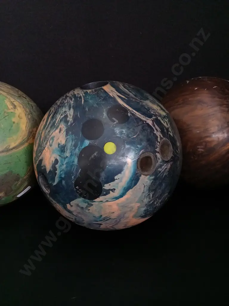 3 BOWLING BALLS AND CARRYING BAG Image 1++