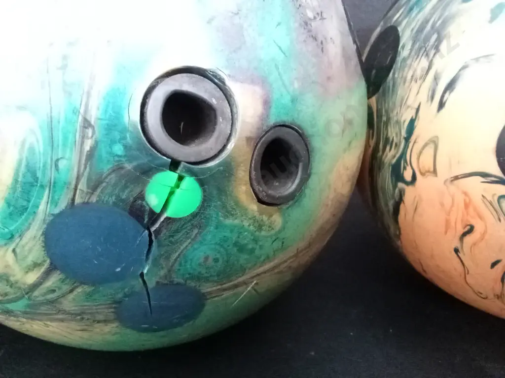 3 BOWLING BALLS AND CARRYING BAG Image 1++