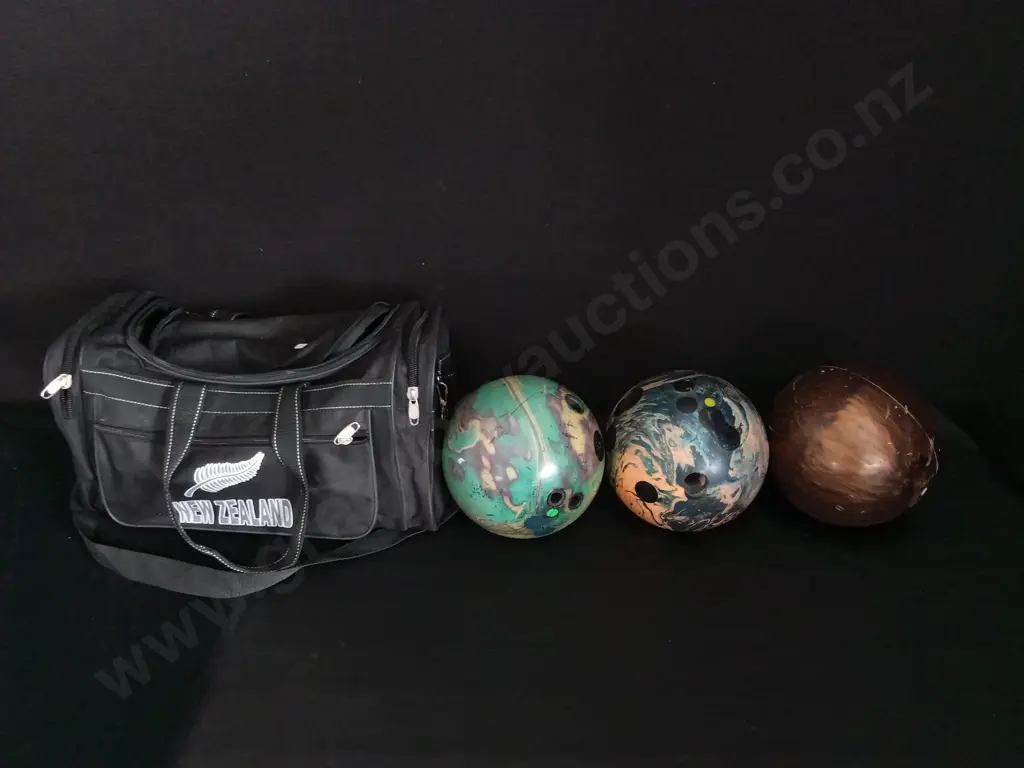 3 BOWLING BALLS AND CARRYING BAG Image 1++