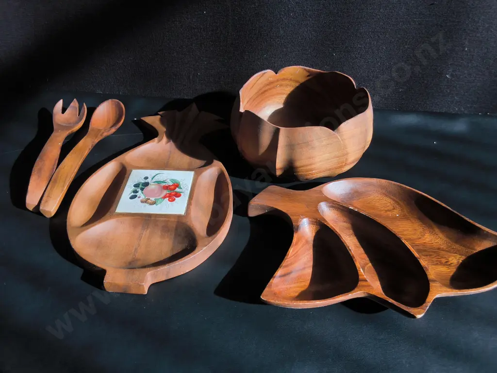 5 PIECES WOODEN SERVINGWARE, INCLUDING COMPARTMENT DISHES, SCALLOPED BOWL, AND SALAD UTENSILS, WIDEST W 49 CM Image 1++