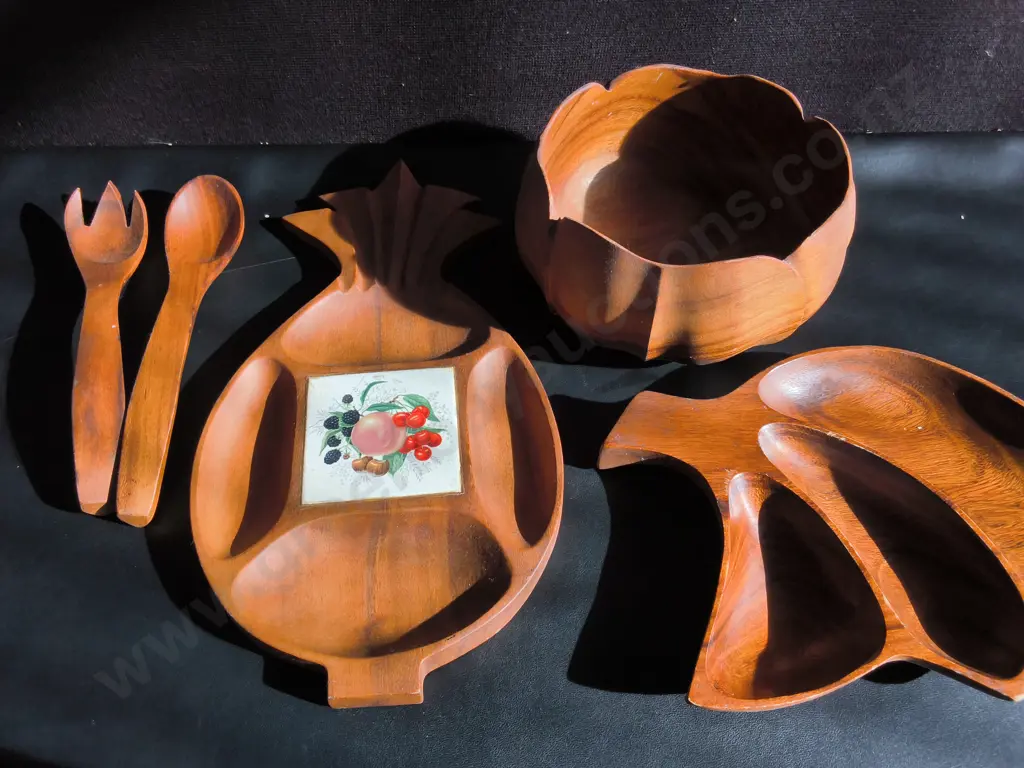 5 PIECES WOODEN SERVINGWARE, INCLUDING COMPARTMENT DISHES, SCALLOPED BOWL, AND SALAD UTENSILS, WIDEST W 49 CM Image 1++