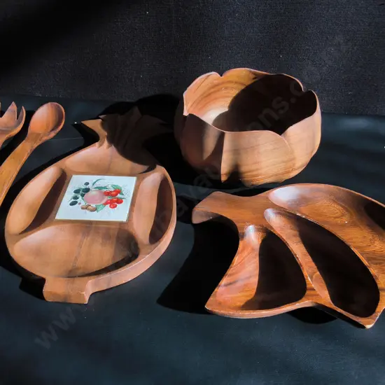 5 PIECES WOODEN SERVINGWARE, INCLUDING COMPARTMENT DISHES, SCALLOPED BOWL, AND SALAD UTENSILS, WIDEST W 49 CM
