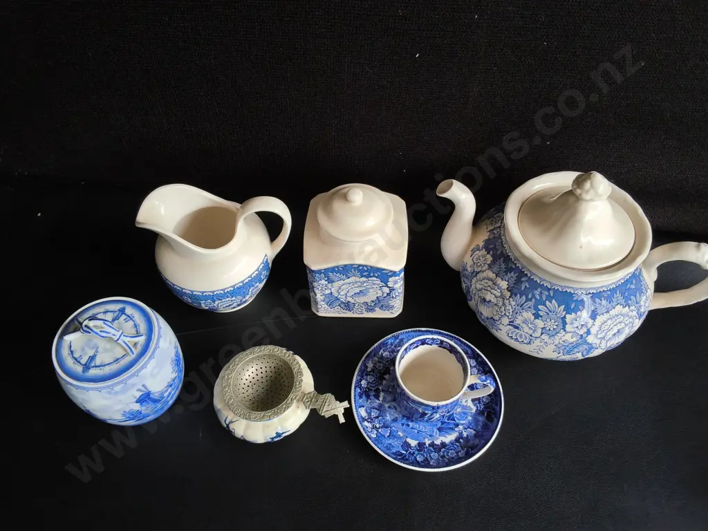 VINTAGE BLUE AND WHITE CERAMIC TEA SERVICE ITEMS, 7 PIECES, TALLEST H 18 CM Image 1++