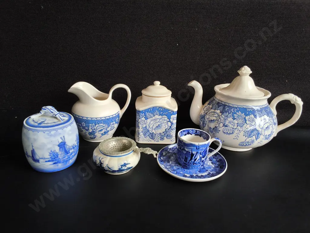 VINTAGE BLUE AND WHITE CERAMIC TEA SERVICE ITEMS, 7 PIECES, TALLEST H 18 CM Image 1++