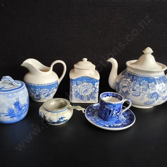 VINTAGE BLUE AND WHITE CERAMIC TEA SERVICE ITEMS, 7 PIECES, TALLEST H 18 CM
