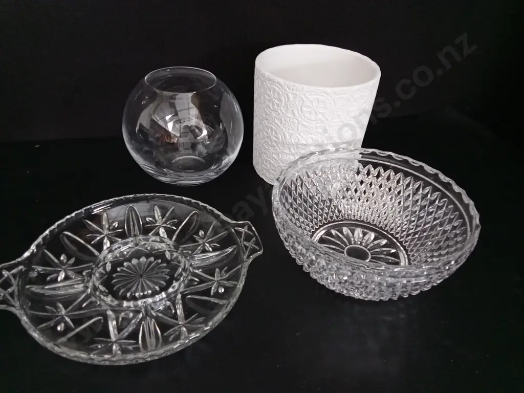 3 DECORATIVE GLAD ITEMS LARGEST DIA 27CM AND A WHITE VASE H16CM Image 1++