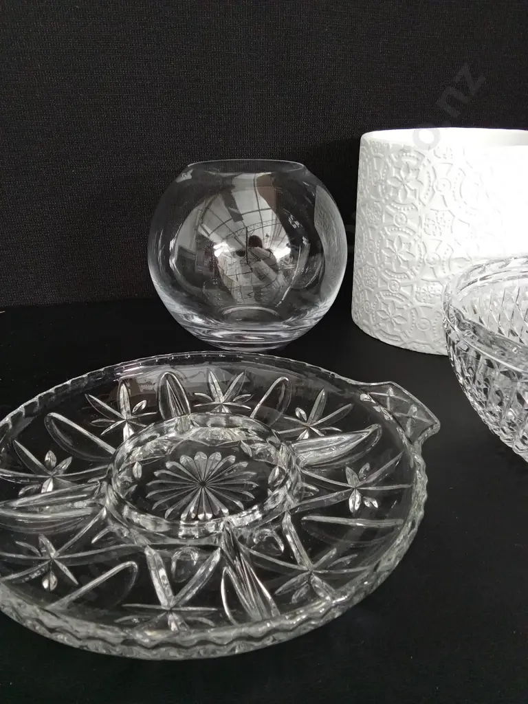 3 DECORATIVE GLAD ITEMS LARGEST DIA 27CM AND A WHITE VASE H16CM Image 1++