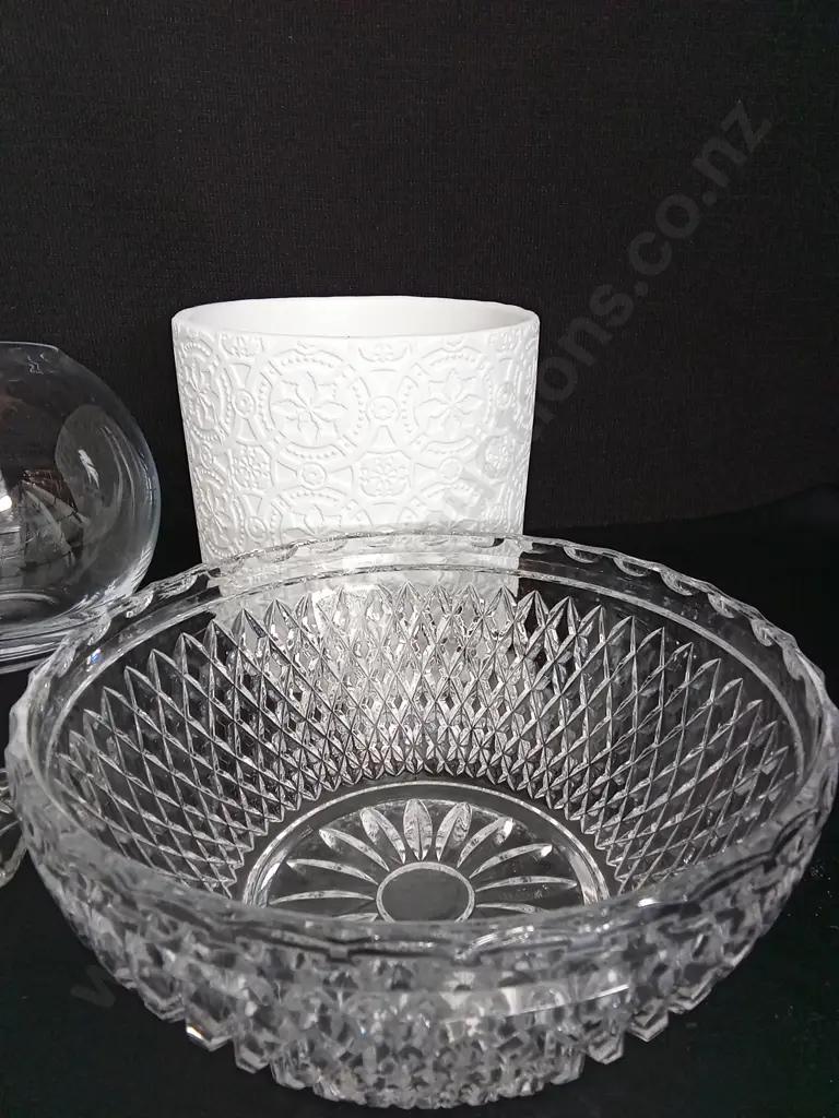 3 DECORATIVE GLAD ITEMS LARGEST DIA 27CM AND A WHITE VASE H16CM Image 1++