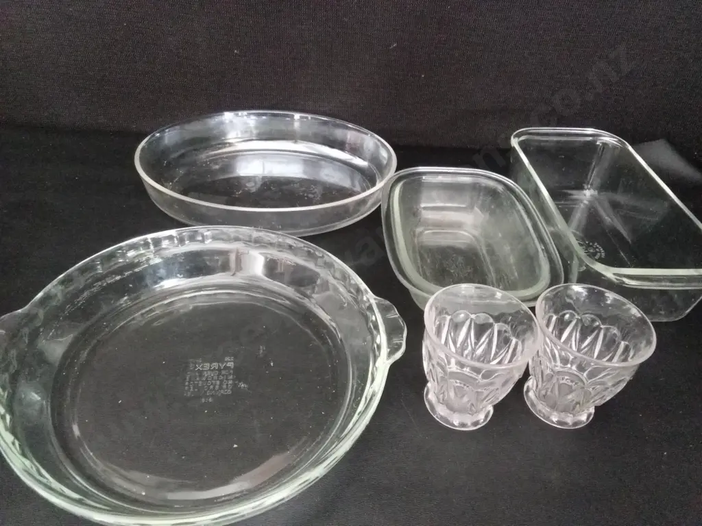 6 GLASS ITEMS INCLUDING 3 PYREX DISHES LARGEST DIA 28CM Image 1++