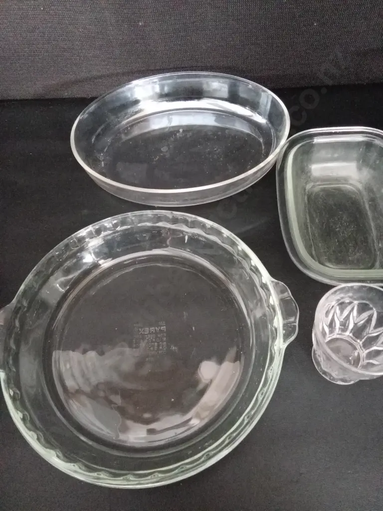 6 GLASS ITEMS INCLUDING 3 PYREX DISHES LARGEST DIA 28CM Image 1++