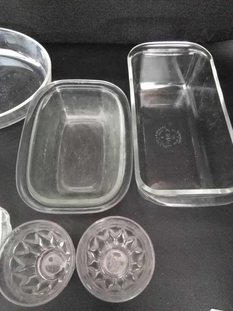 6 GLASS ITEMS INCLUDING 3 PYREX DISHES LARGEST DIA 28CM Image 1++