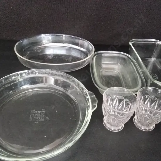 6 GLASS ITEMS INCLUDING 3 PYREX DISHES LARGEST DIA 28CM
