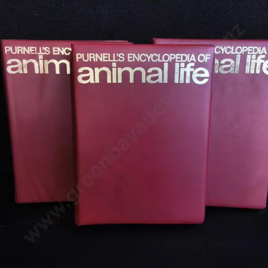 VINTAGE COLLECTION OF PURNELL'S ENCYCLOPEDIAS OF ANIMAL LIFE, BINDERS AND MAGAZINES