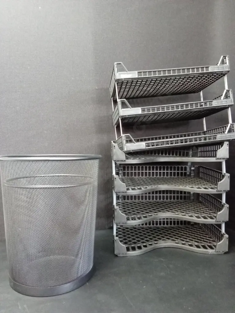 2 PLASTIC PLASTIC ORGANISERS AND 2 RUBBISH BINS Image 1++
