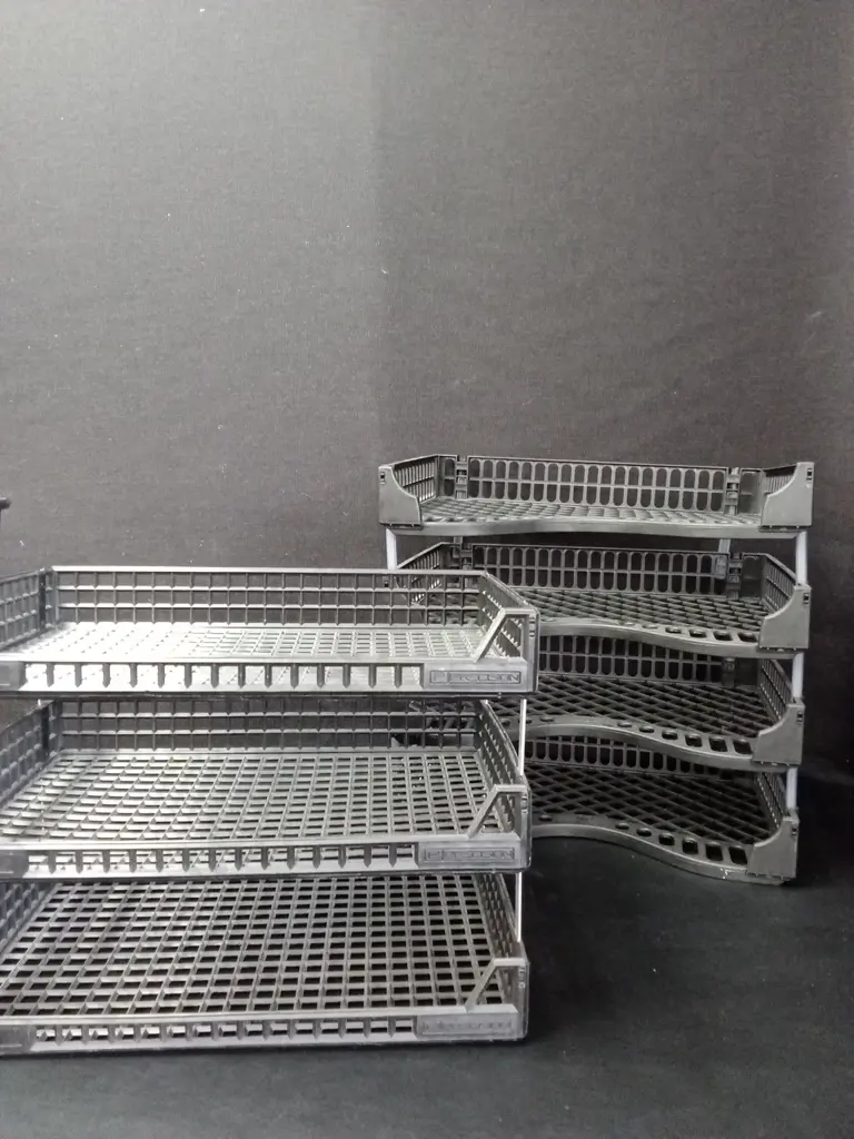 2 PLASTIC PLASTIC ORGANISERS AND 2 RUBBISH BINS Image 1++