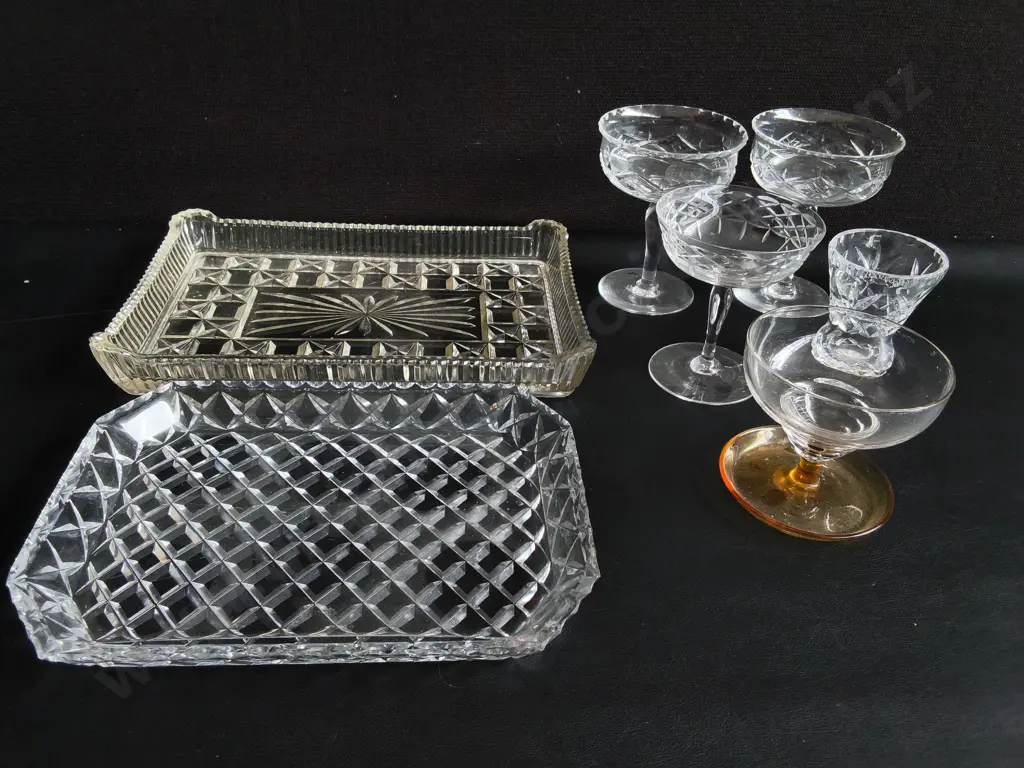 ASSORTMENT OF VINTAGE PRESSED GLASS TABLEWARE, INCLUDIMG TRAYS AND GLASSES, WIDEST W 31 CM Image 1++